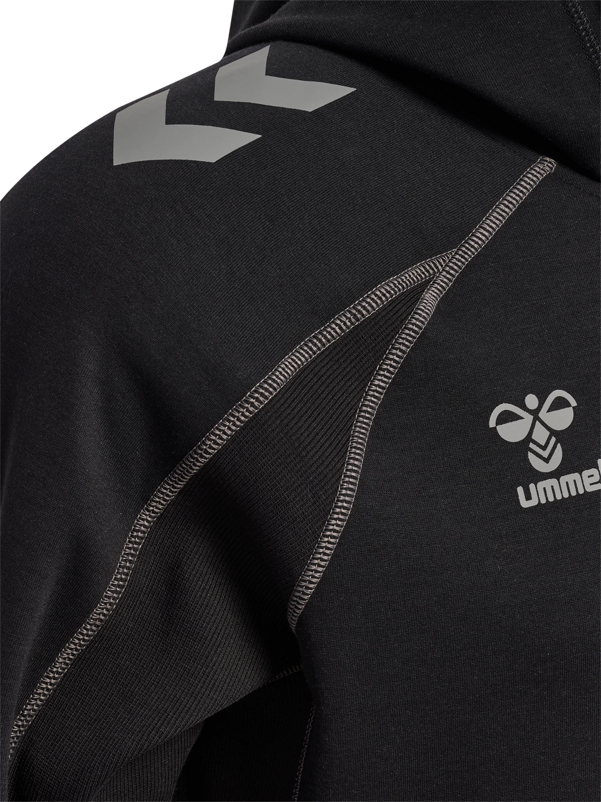 HUMMEL| SUDADERA NEGRA CAPUCHA 26-27